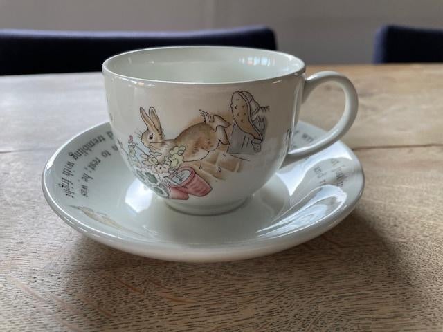 Beatrix Potter Peter Rabbit theekopje + Kom Mrs Tiggy Winkle, Huis en Inrichting, Keuken | Servies, Ophalen of Verzenden, Zo goed als nieuw