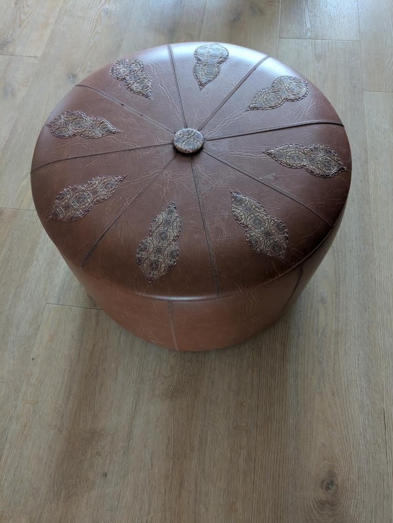 Marokkaanse poef van bruin leer met een holle binnenkant., Ophalen, Minder dan 50 cm, Rond, Zo goed als nieuw