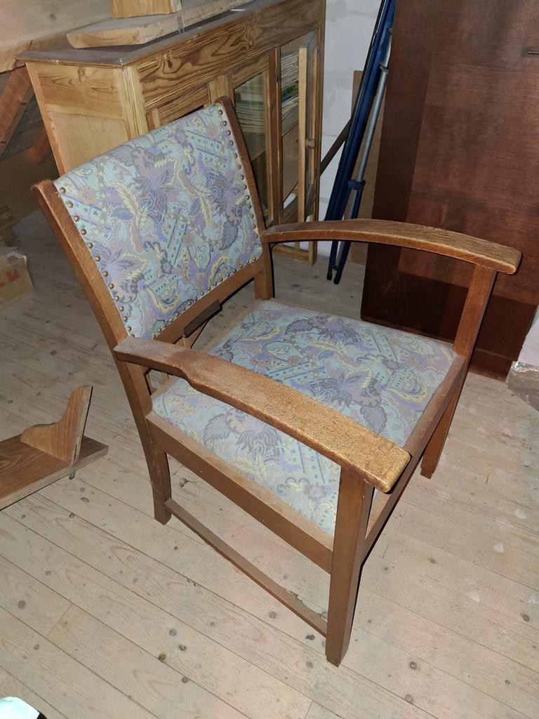 Oude houten armstoel met bekleding, Ophalen
