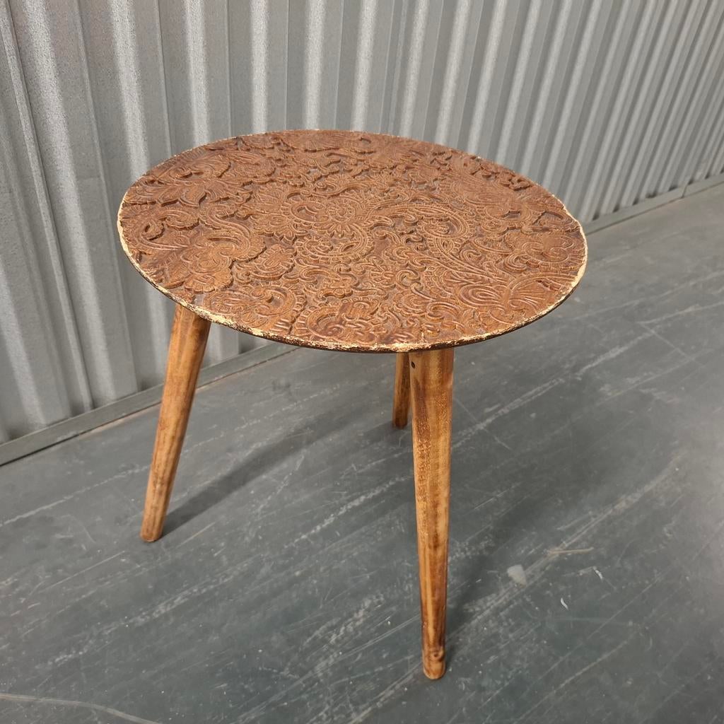 Brocant klassiek houten tafeltje bijzettafeltje met snijwerk, Huis en Inrichting, Tafels | Bijzettafels, Ophalen, Minder dan 45 cm