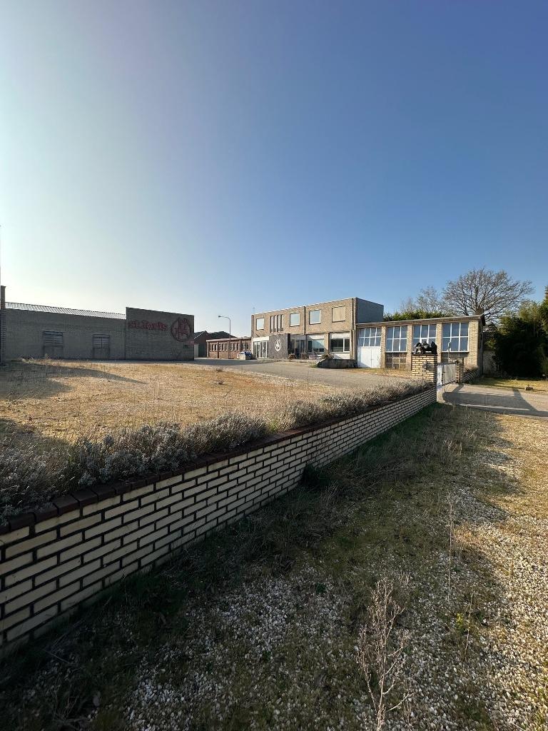 Te huur unieke kans op een veelzijdige locatie categorie 3.2, 70550 m², Koop, Bedrijfsruimte