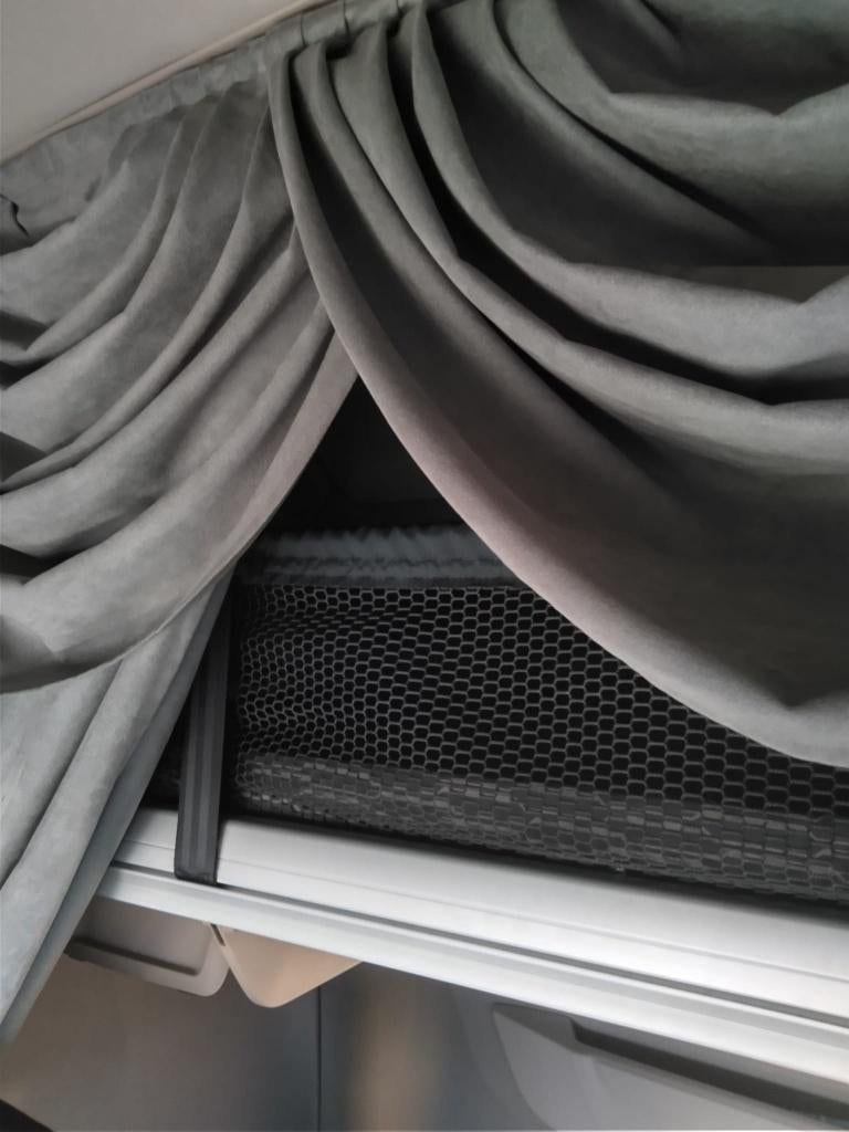 DAF XG Noah gordijnen, tunnelhoes, koudschuimmatras en tv, Ophalen, Gebruikt, DAF, Interieur en Bekleding