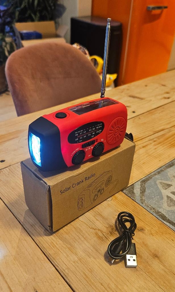 SOS Noodradio zonne-energie/handcrank/LED lamp+powerbank, Ophalen of Verzenden, Nieuw, Wereldontvanger