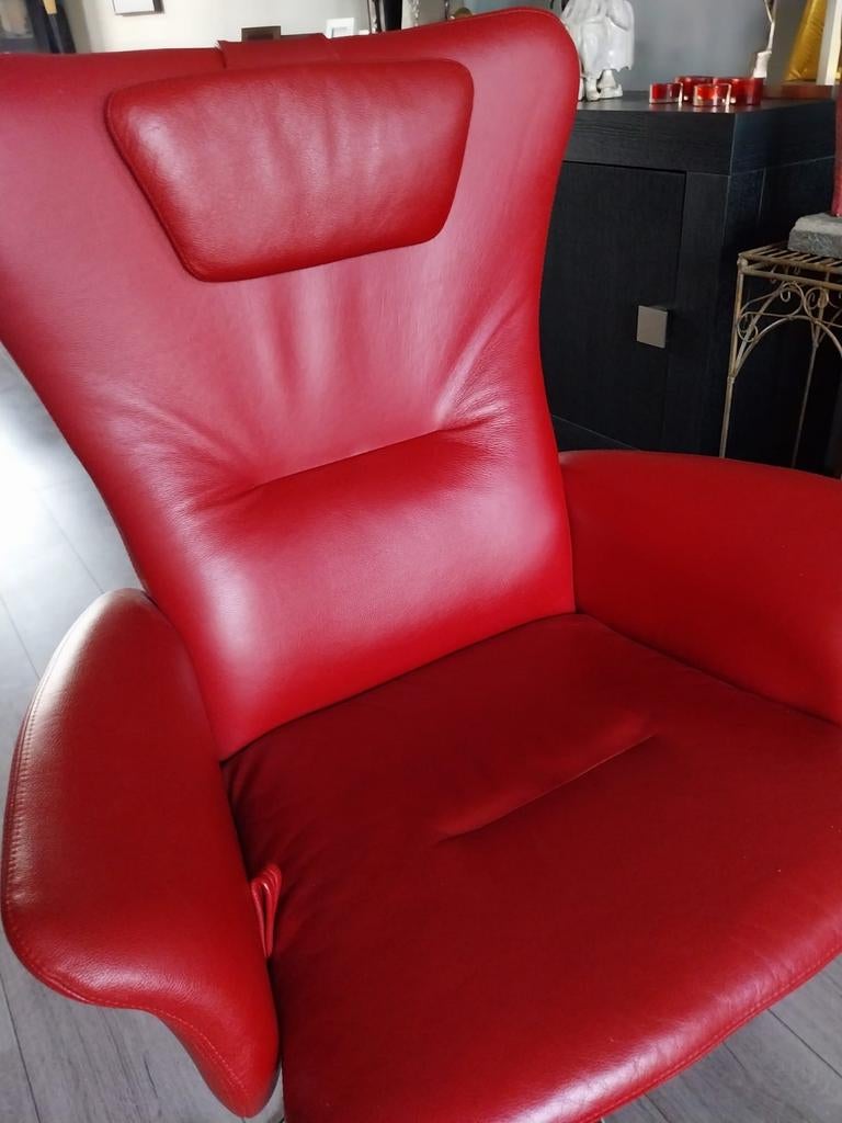 2 rode lederen Montèl relaxfauteuils met voetenbank, Huis en Inrichting, Fauteuils, Zo goed als nieuw, Leer, 50 tot 75 cm, 75 tot 100 cm