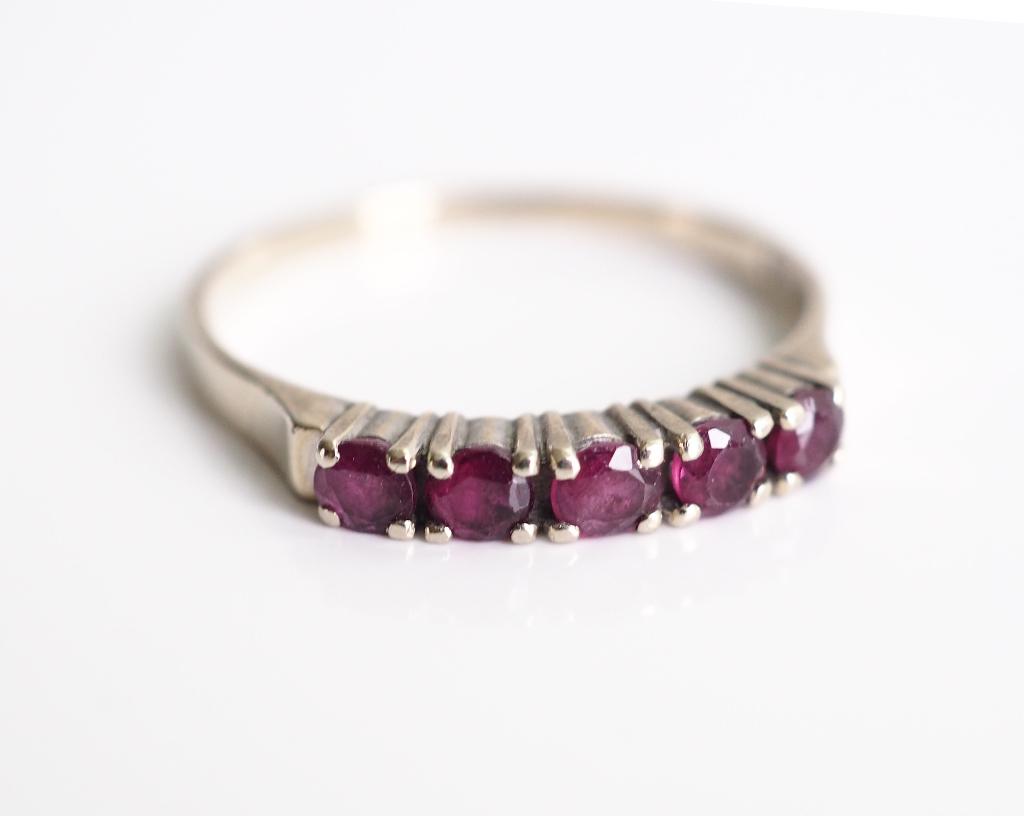 14 krt witgouden rijring met robijn, ., Ophalen of Verzenden, Zo goed als nieuw, 17 tot 18