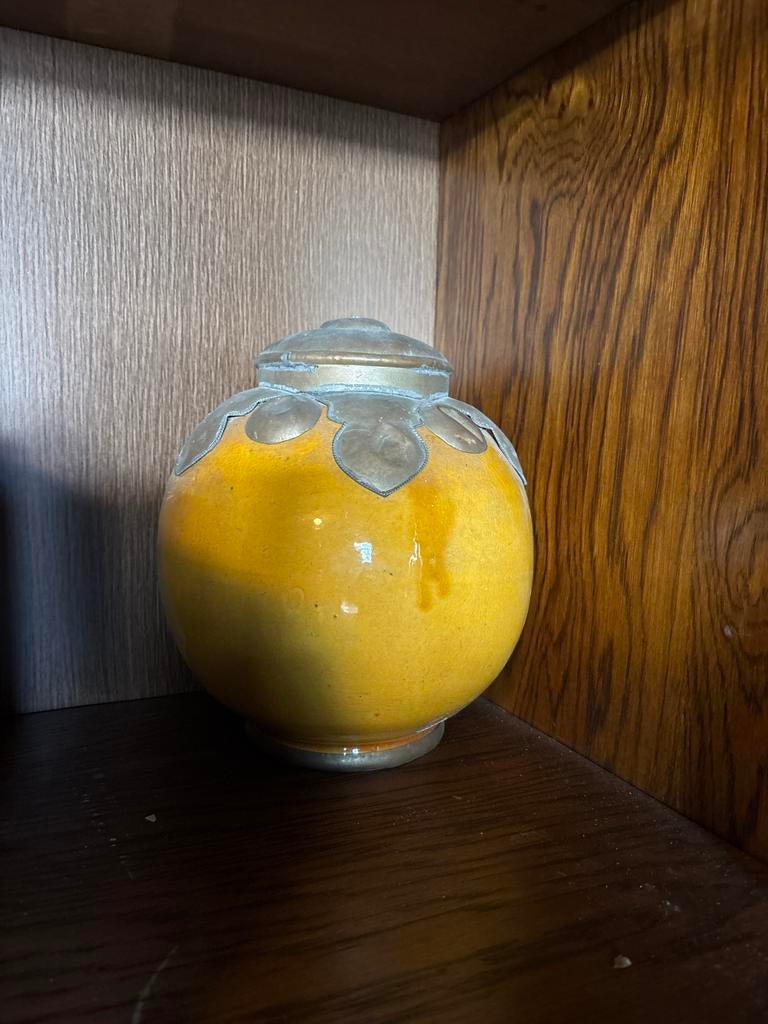 Antieke Oosterse Pot met Metalen Decoratie, Antiek en Kunst, Antiek | Vazen, Ophalen of Verzenden