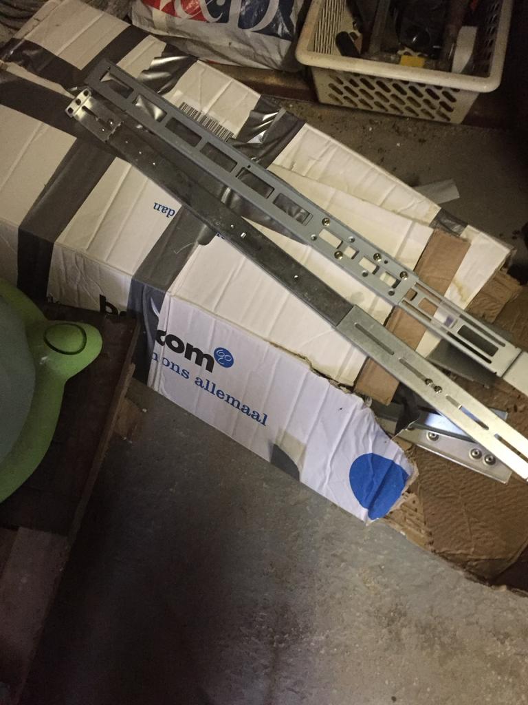 Grote doos met nieuwe server sleiders, Computers en Software, Serverkasten, Ophalen, Nieuw