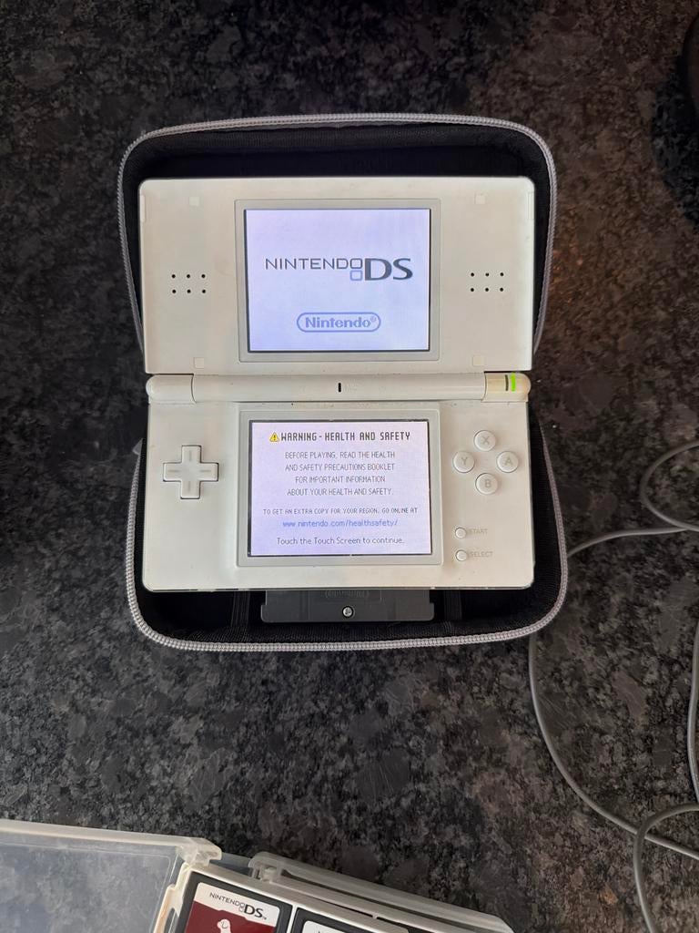 Nintendo DS Lite Wit met 17 games en beschermhoes, Met games, Wit, Ophalen of Verzenden, Zo goed als nieuw