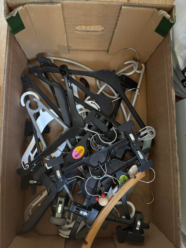 Doos kleding hangers gratis afhalen, Ophalen, Gebruikt, Kunststof, Kinderen en Volwassenen