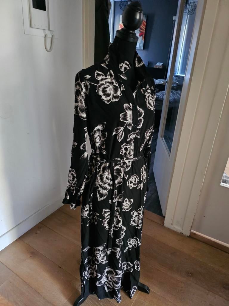 Lange zwarte Steps jurk met wit bloempatroon, maat 44, Zwart, Maat 42/44 (L), Ophalen of Verzenden, Zo goed als nieuw