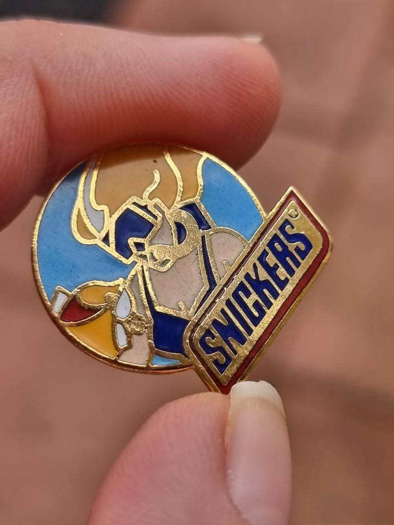 Zeldzaam 80's Snickers pin broche, Ophalen of Verzenden, Zo goed als nieuw, Transport