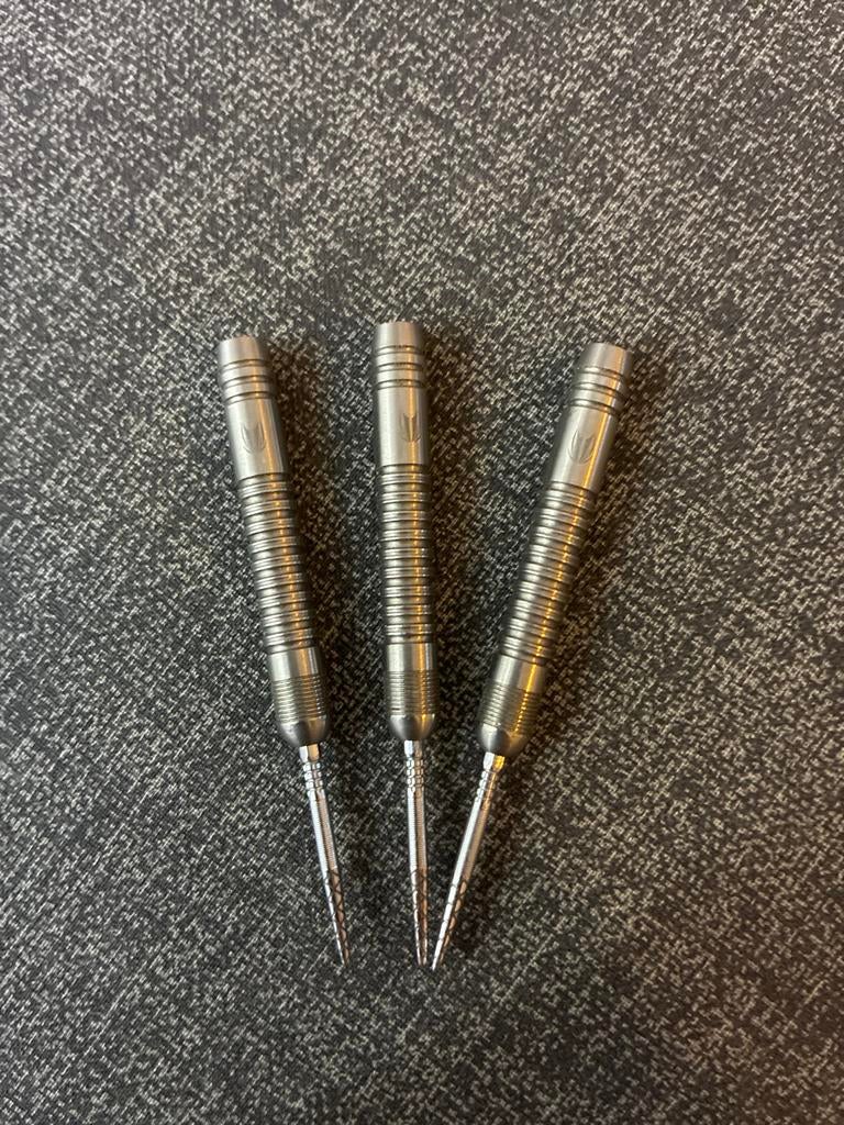 Target darts Dimitri Van Den Bergh G2 25 gram swiss point, Sport en Fitness, Darts, Ophalen of Verzenden, Zo goed als nieuw, Pijlen