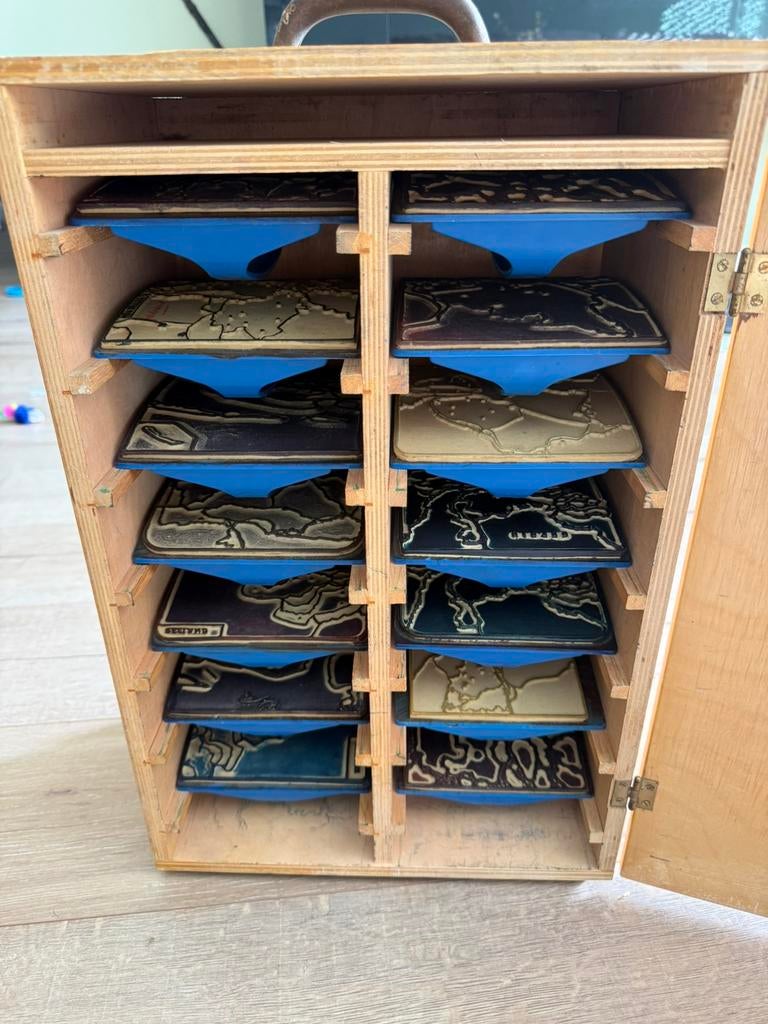 Aardrijkskundestempels in originele kist, Ophalen