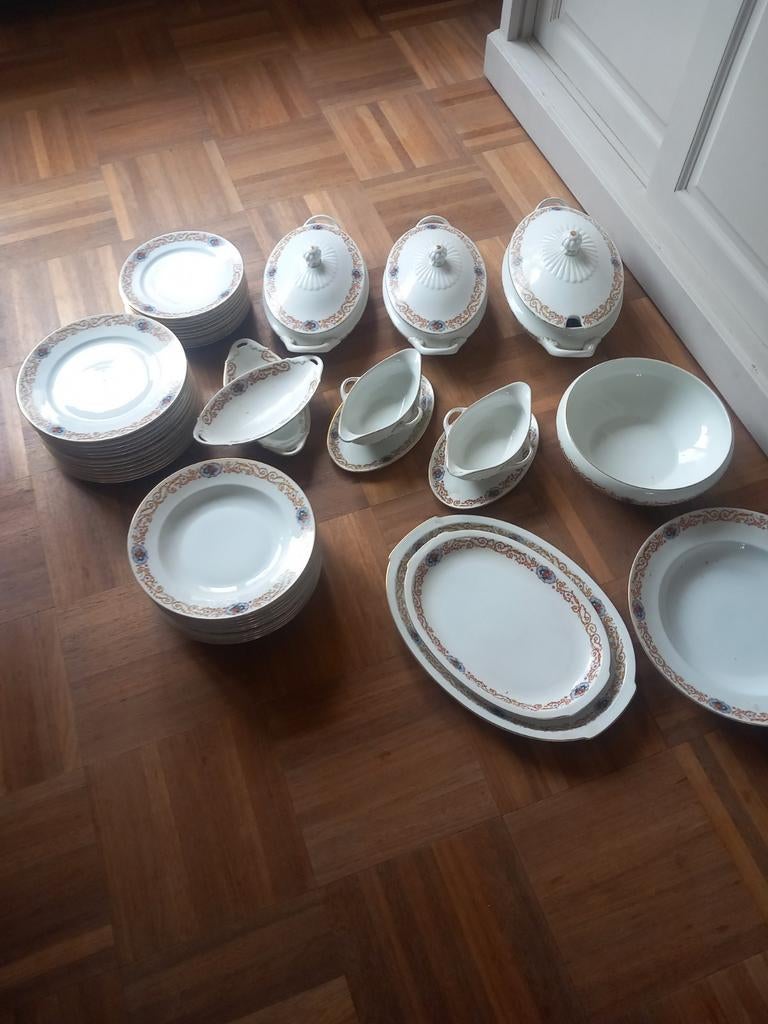 Servies Bohemia  met gouden rand en bloemmotief, Ophalen