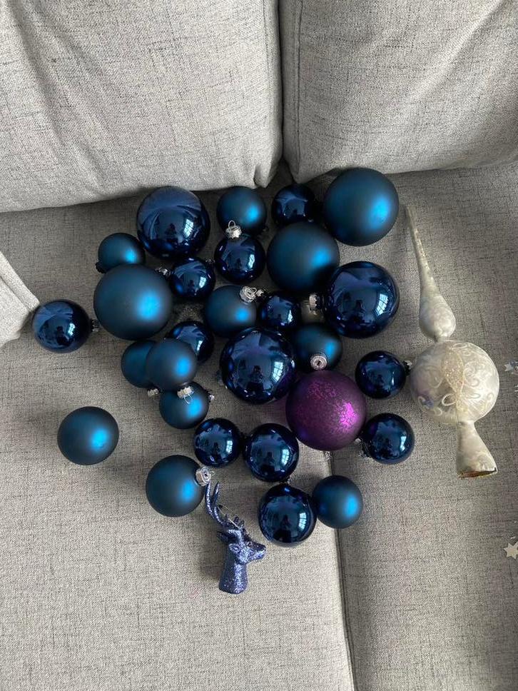 Kerstballen blauw paars en witte piek los te koop, Diversen, Kerst, Ophalen of Verzenden, Zo goed als nieuw