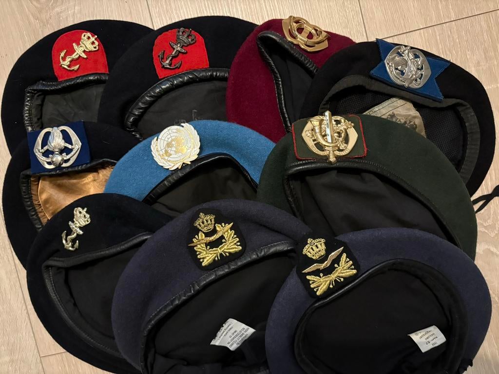 Serie van 10 verschillende NL baretten, Verzamelen, Ophalen of Verzenden, Landmacht, Nederland, Embleem of Badge