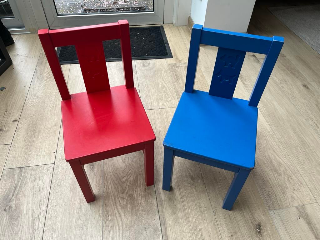 2 IKEA Kritter kinderstoeltjes - Rood en Blauw, Kinderen en Baby's, Kinderkamer | Tafels en Stoelen, Ophalen, Gebruikt, Stoel(en)
