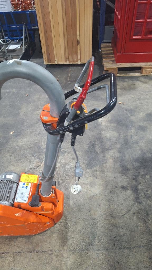 Parketschuurmachine - 230V Künzle & Tasin, Scorpion, 2 stuks, Ophalen, Gebruikt, Bandschuurmachine, Industriepark 2a 9351PA Leek