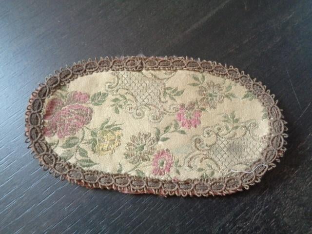 Fraai oud vloerkleed / tapijt voor een poppenhuis., Verzamelen, Poppenhuizen en Toebehoren, Ophalen of Verzenden, Gebruikt, Poppenhuis