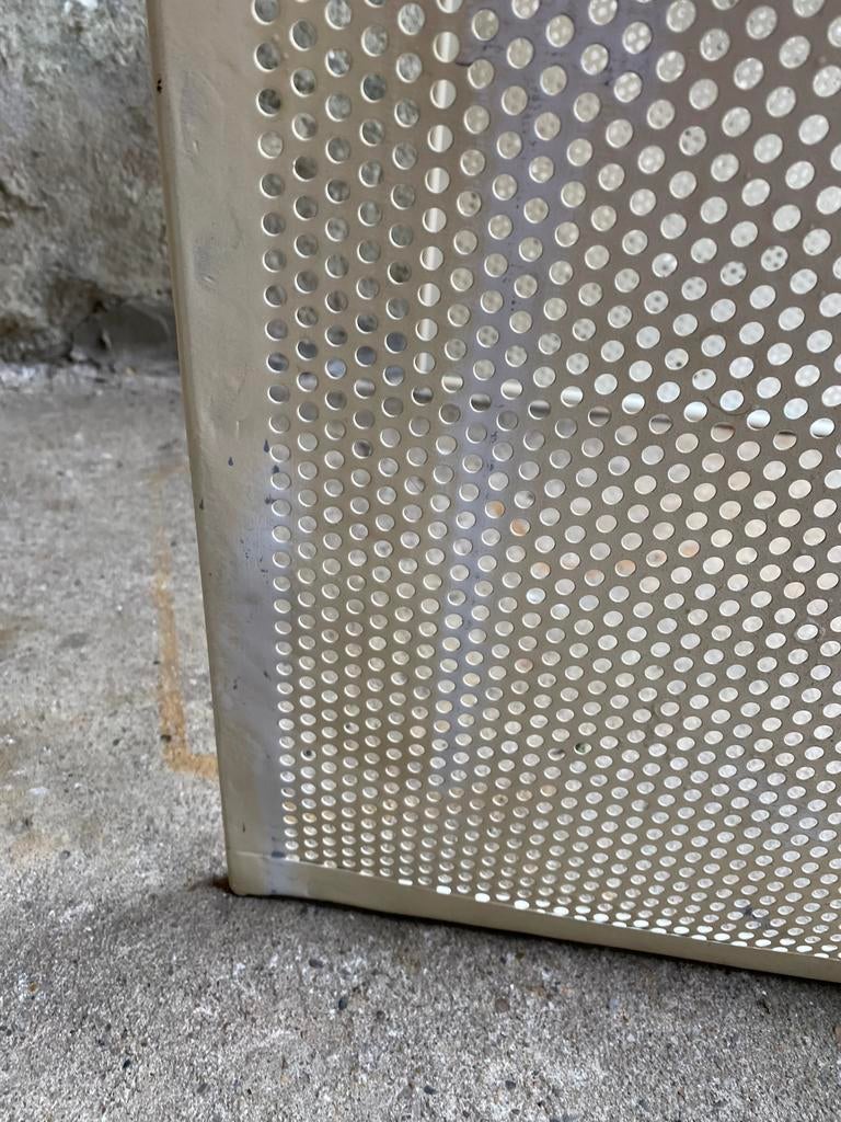 Jaren 80 bijzettafel van geperforeerd aluminium, Ophalen of Verzenden, Huis en Inrichting