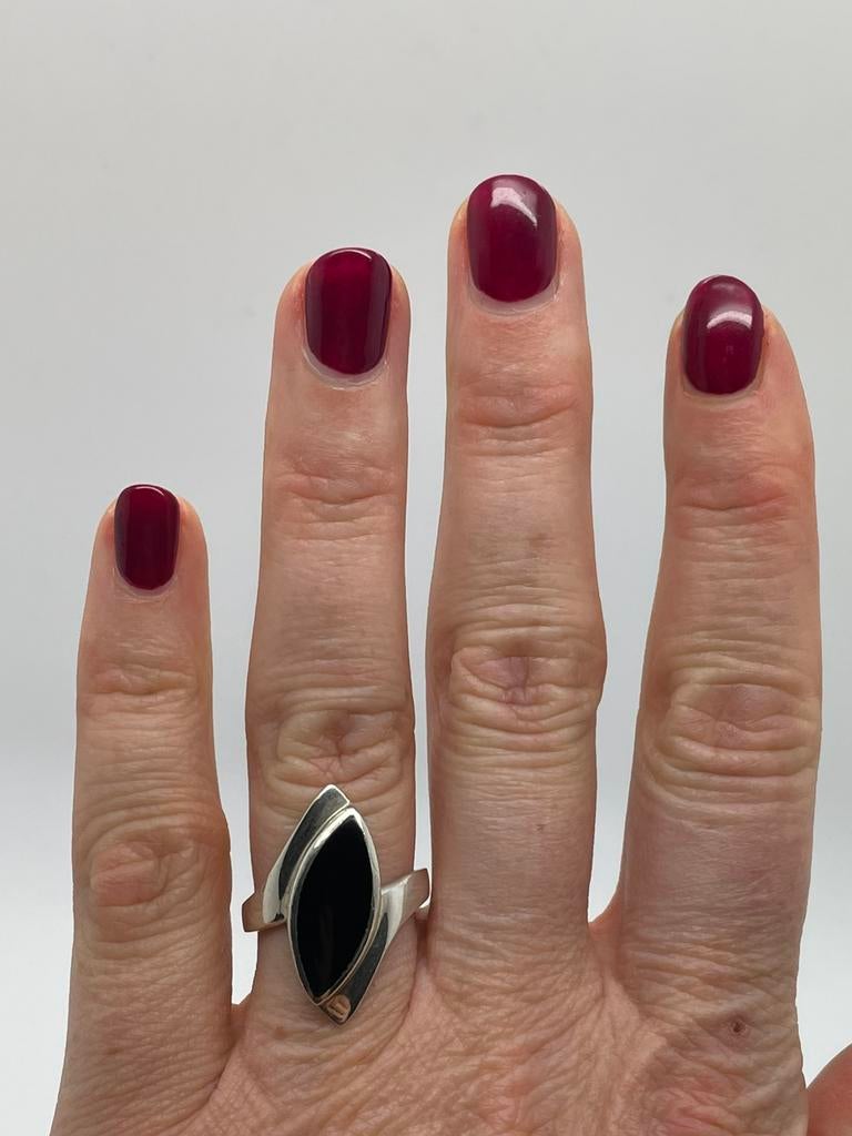 D428 Prachtige zilveren onyx ring maat 18, 18 tot 19, Ophalen of Verzenden, X, Dame