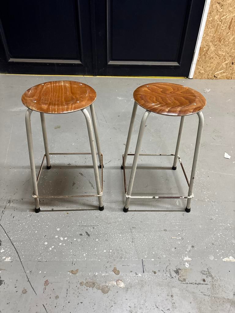 2 krukken met houten zitting, 64cm hoog, Ophalen, Gebruikt