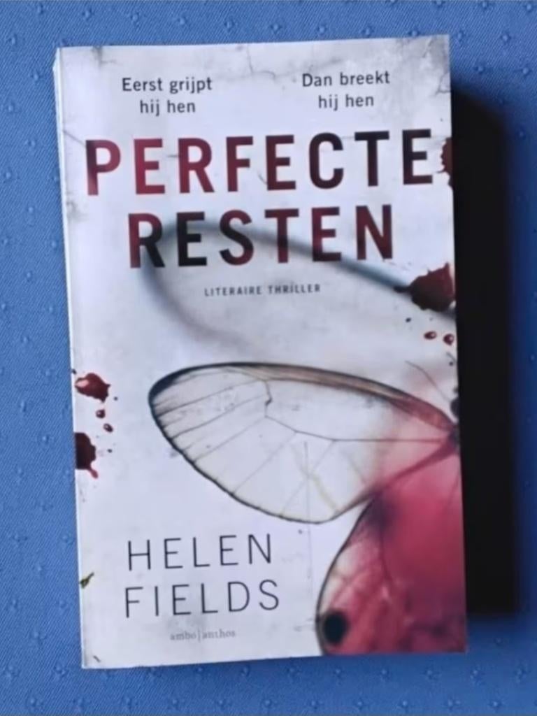 Boek: perfecte resten van Helen Fields, Boeken, Thrillers, Zo goed als nieuw, Europa overig, Ophalen