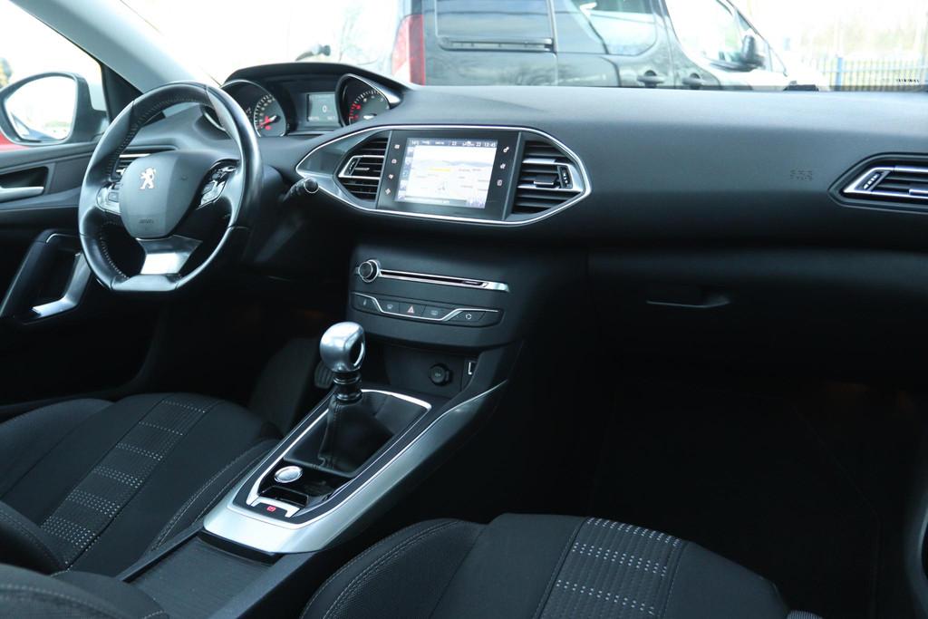PEUGEOT 308 1.2 PT ALLURE | PANO | TREKHAAK | LED | CAMERA |, Voorwielaandrijving, Stof, Gebruikt, Euro 6