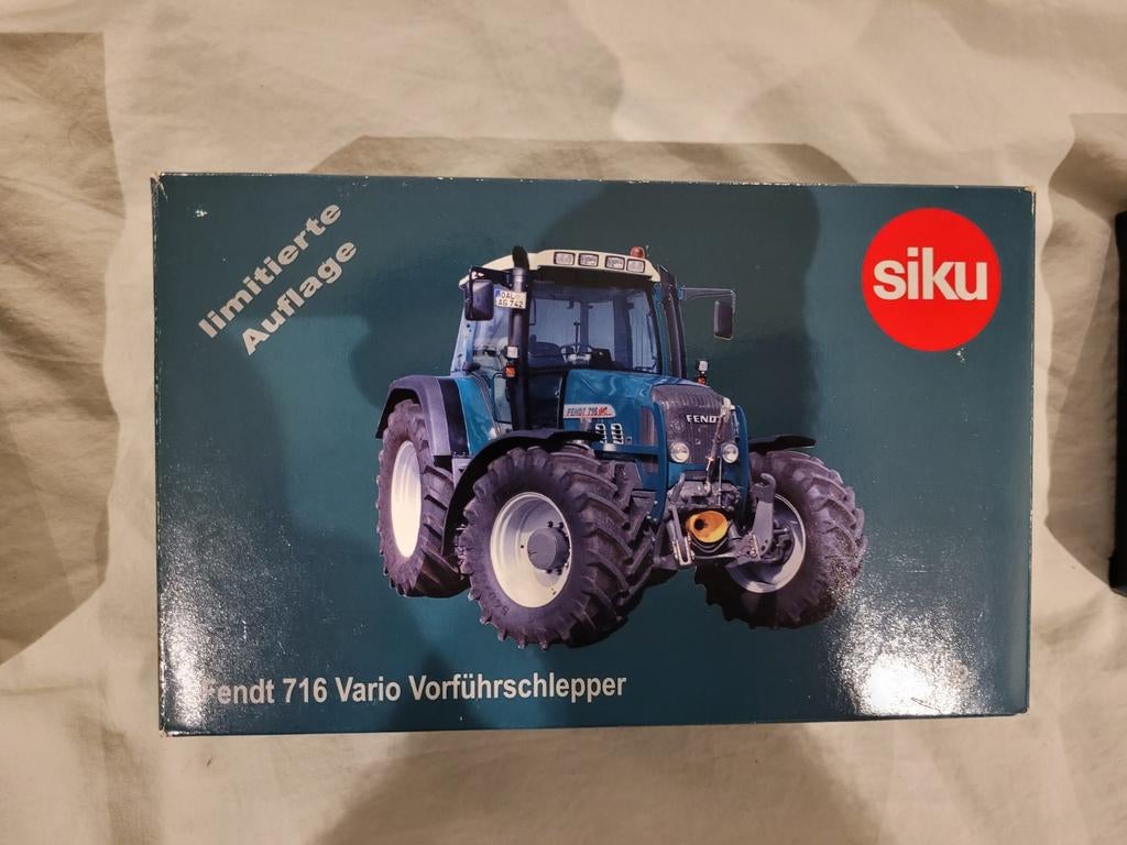 Fendt 716 Vorfuhrschlepper 1:32 limit. edition nieuw in doos, Ophalen of Verzenden, Nieuw, Tractor of Landbouw, SIKU