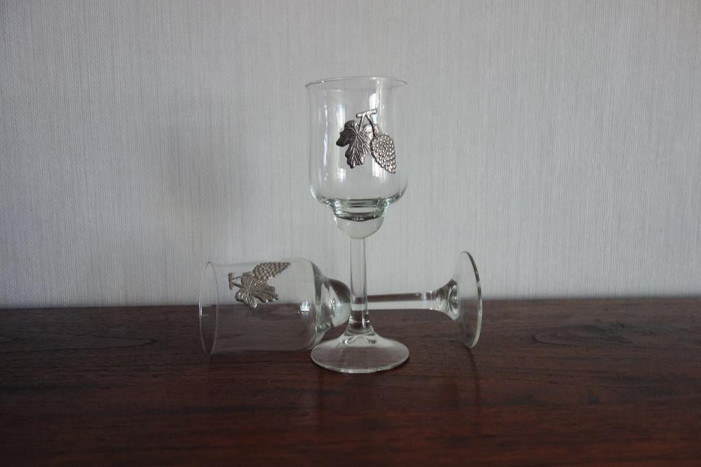 2 wijnglazen met afb. druiventros, Ophalen of Verzenden, Zo goed als nieuw, Overige typen