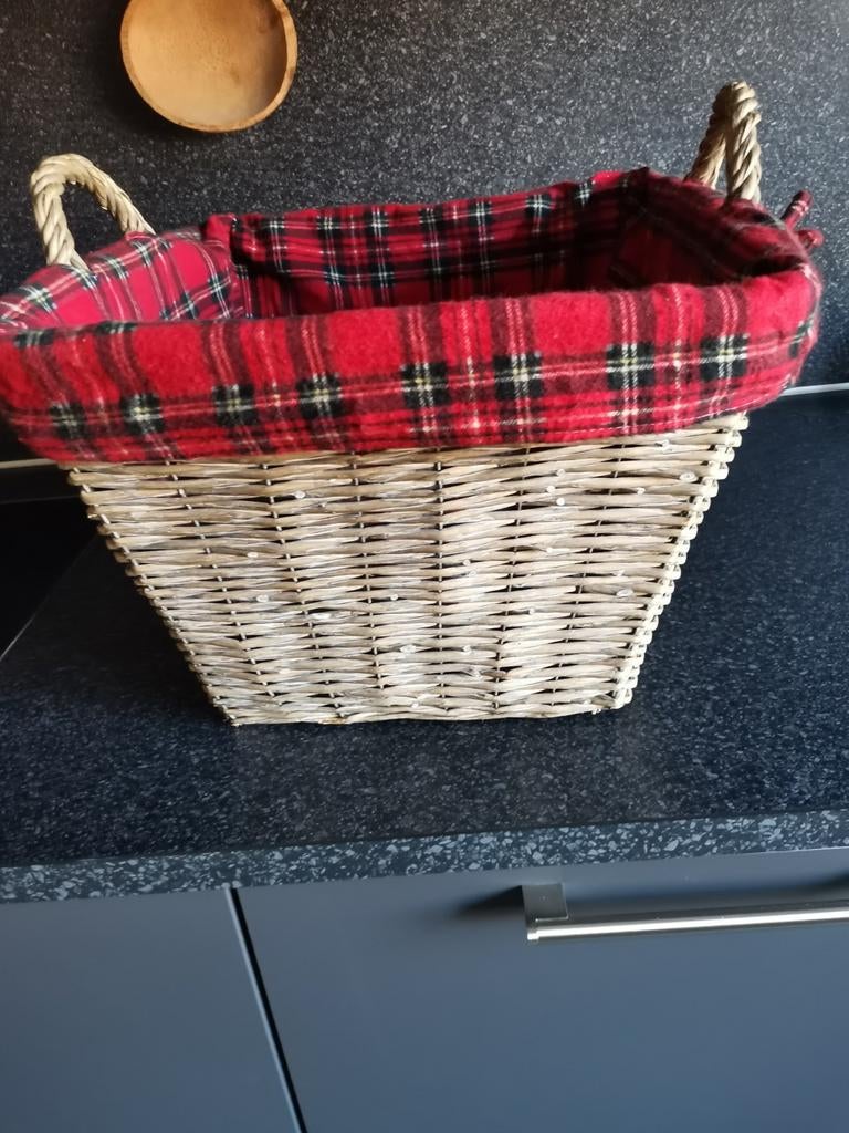 Rieten mand met roodgeblokt doek., Ophalen of Verzenden, Rechthoekig, Riet
