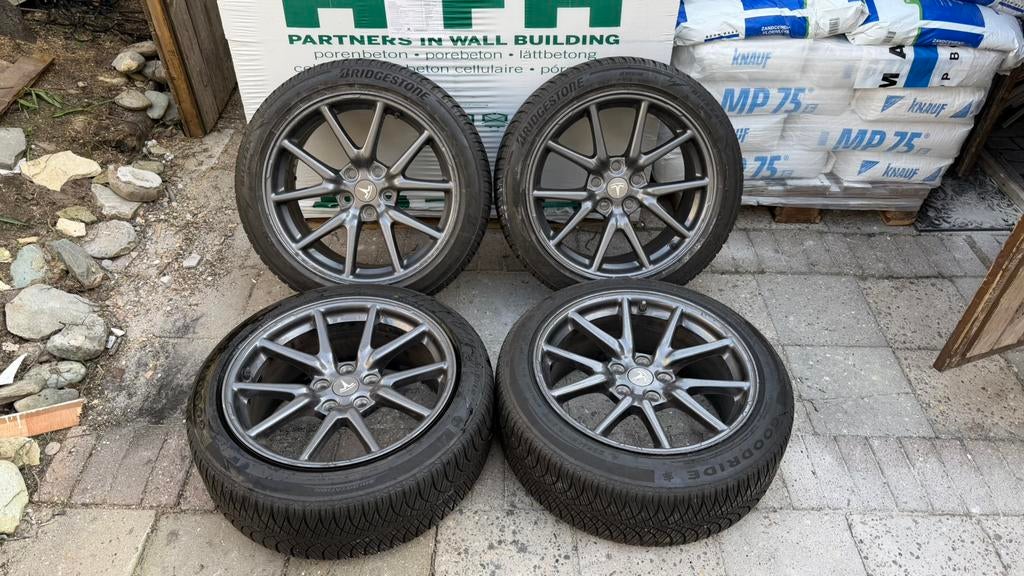 Originele Tesla Model 3 18 inch Aero velgen all season, Auto-onderdelen, Ophalen, 18 inch, Banden en Velgen, All Season