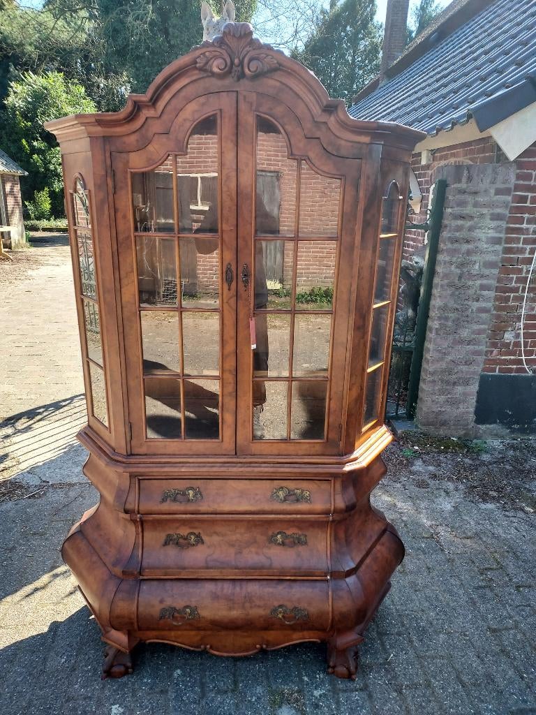 Barokstijl wortelnoten vitrinekast met dubbel gebogen buik., Ophalen