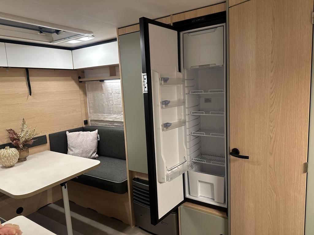 LMC Style 400 F, 1500 kg en premium matrassen, Standaardzit, Bedrijf, 4 tot 5 meter, Schokbreker