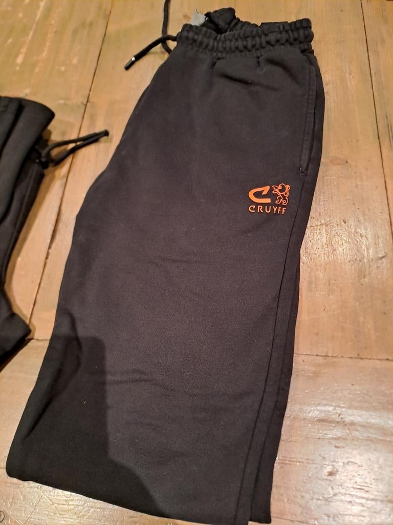 Te koop: set sweatpants cruyff en JJ 170/176, Ophalen of Verzenden, Zo goed als nieuw, Maat 46 (S) of kleiner