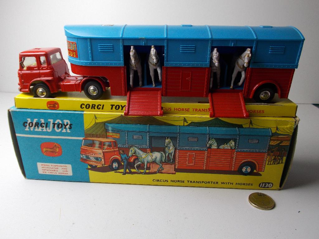 1962 Corgi MajorToys 1130 CHIPPERFIELDS HORSEBOX + DOOS (D)