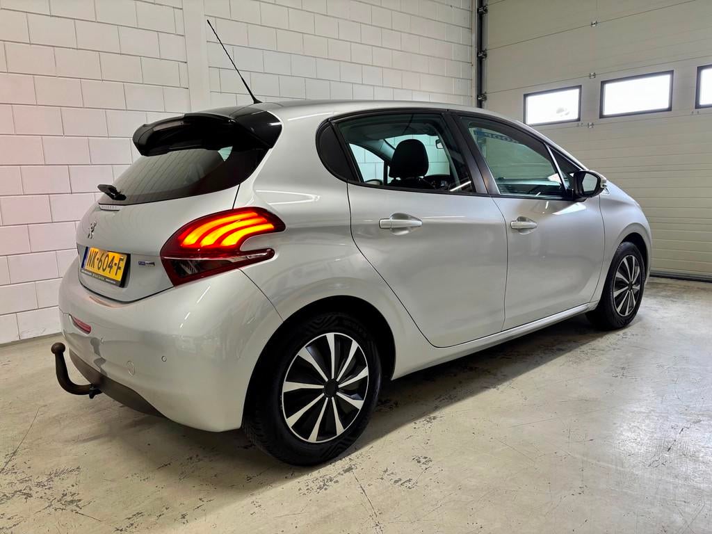 Peugeot 208 1.2 PureTech Blue Lion Bj.17|Pdc|Navi|Trekhaak|O, Auto's, Voorwielaandrijving, Stof, Gebruikt, 1199 cc