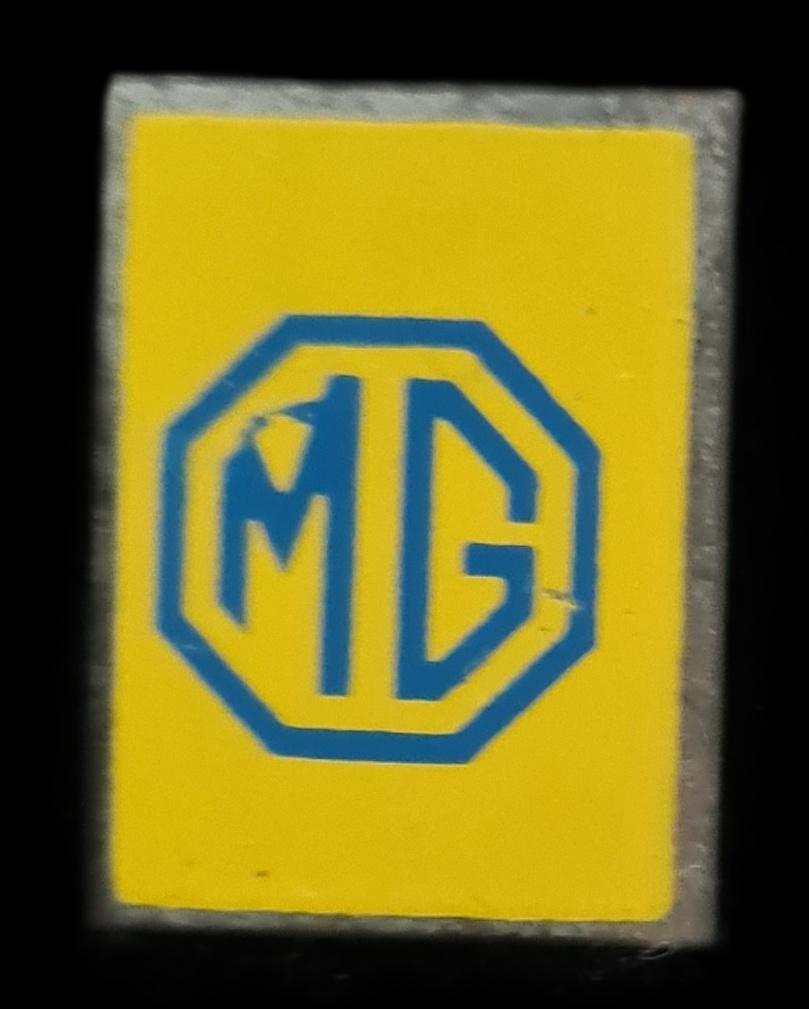 M.G. speld- geel-blauw blik, Verzenden, Zo goed als nieuw, Transport, Speldje of Pin