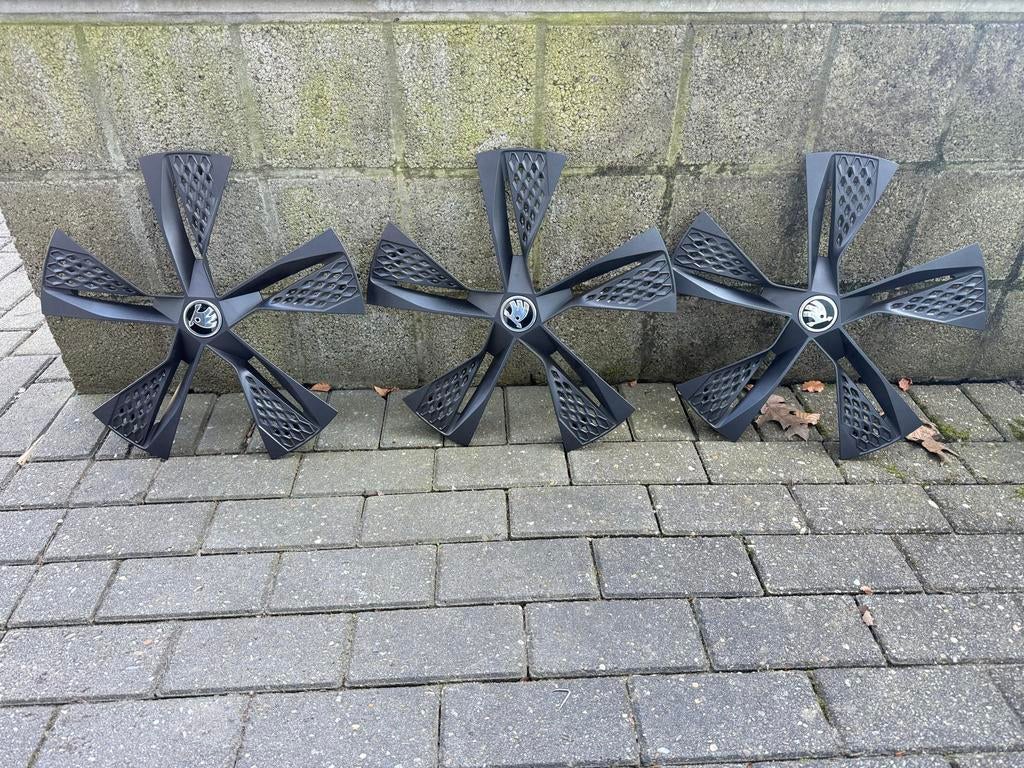 Drie Skoda wieldoppen, Ophalen, Gebruikt