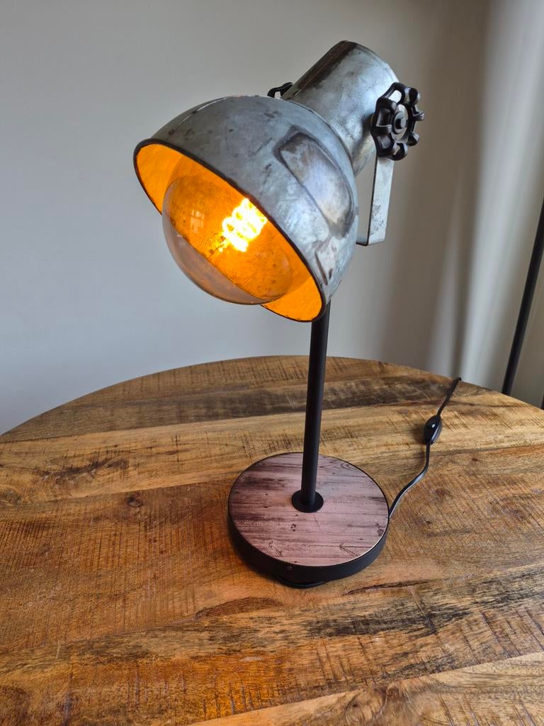 Kleine Lamp, industrieel design, hout & metaal, Huis en Inrichting, Lampen | Tafellampen, Ophalen, Zo goed als nieuw, Minder dan 50 cm