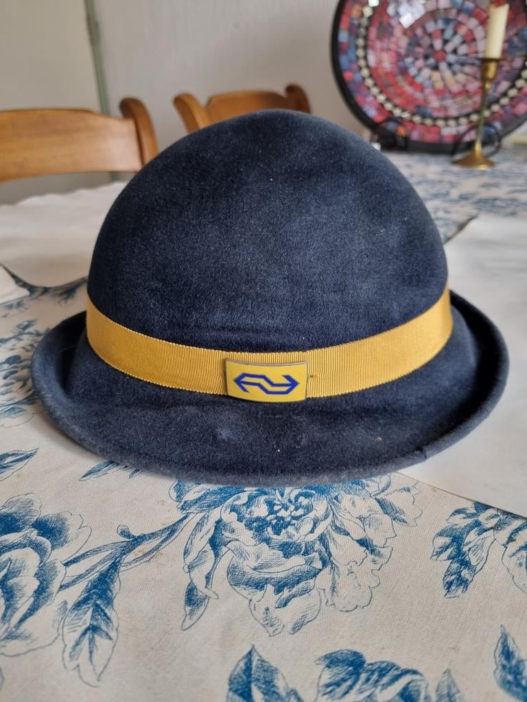 Modernere NS dames conductrice blauwe pet met gele band., Verzamelen, Ophalen of Verzenden, Zo goed als nieuw, Trein, Overige typen