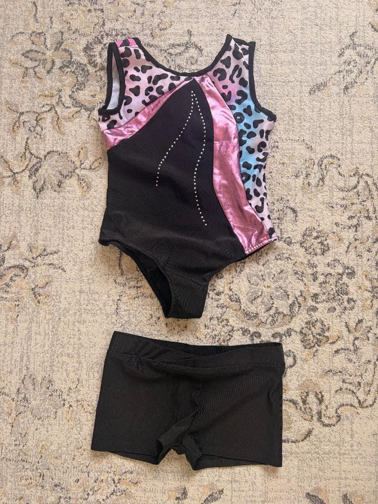 Turnpakje 4 - 5 jaar, Kleiner dan kindermaat 122, Ophalen of Verzenden, Zo goed als nieuw, Turnpak(je)