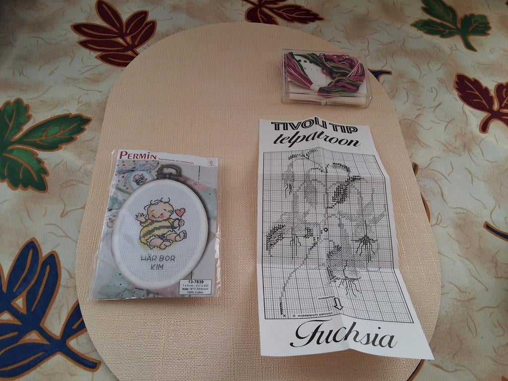 2x Borduurpakketjes: Permin 'Har Bor Kim' & Fuchsia Patroon, Ophalen of Verzenden
