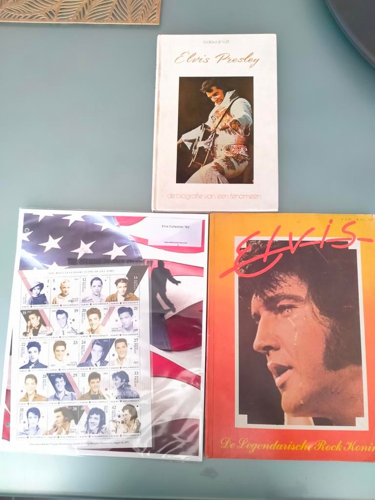 Elvis Presley postzegels en 2 boeken., Verzamelen, Ophalen