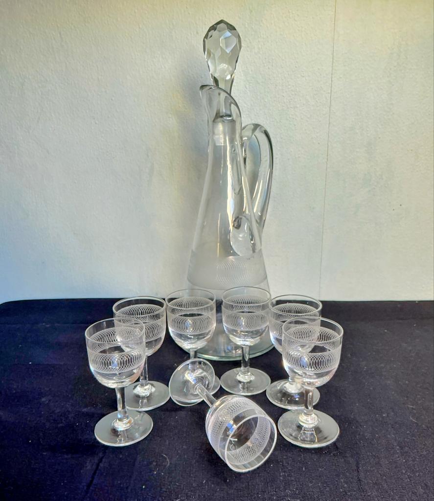 Leerdam Karaf met 8 glaasjes - Gravure 'Rollend geld', Antiek en Kunst, Antiek | Glas en Kristal, Ophalen of Verzenden