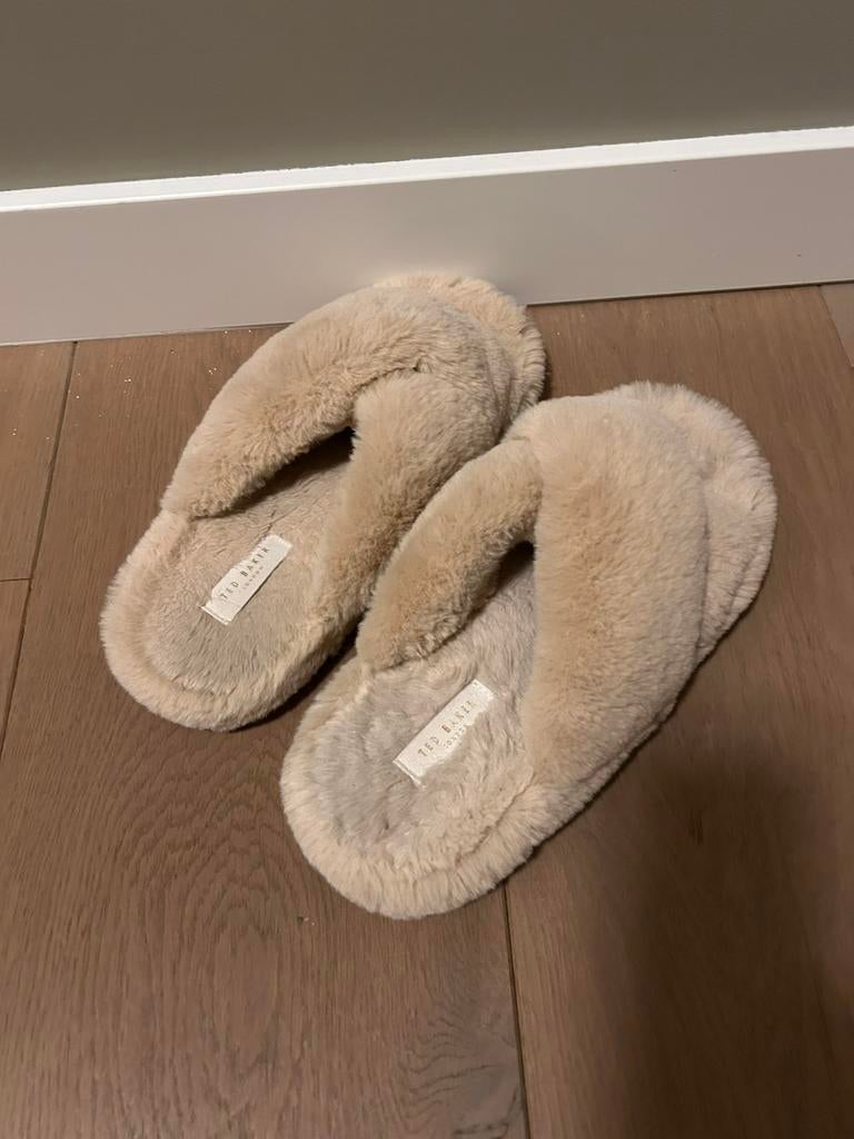 Ted Baker sloffen, Kleding | Dames, Schoenen, Beige, Ophalen of Verzenden, Pantoffels of Sloffen, Gedragen