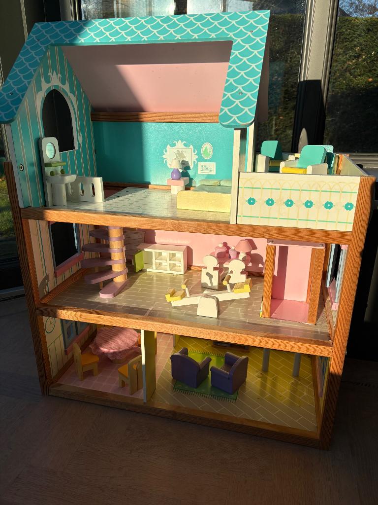 Houten poppenhuis Mentari, Ophalen, Zo goed als nieuw, Poppenhuis