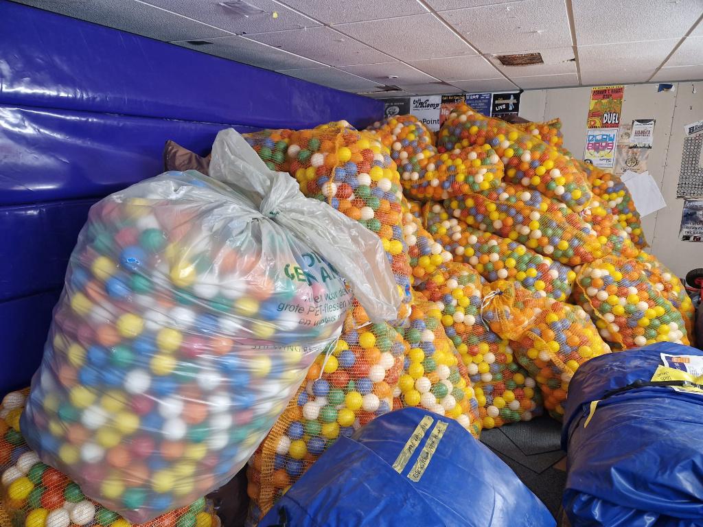 ballenbak ballen te koop 35.000 stuks 0.02 cent per stuk, Ophalen, Zo goed als nieuw