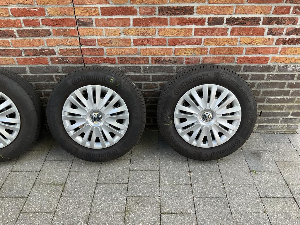 4 originele stalen velgen incl banden 195/65/15 en VW doppen, Auto-onderdelen, Banden en Velgen, Ophalen, 15 inch, 195 mm, Zomerbanden