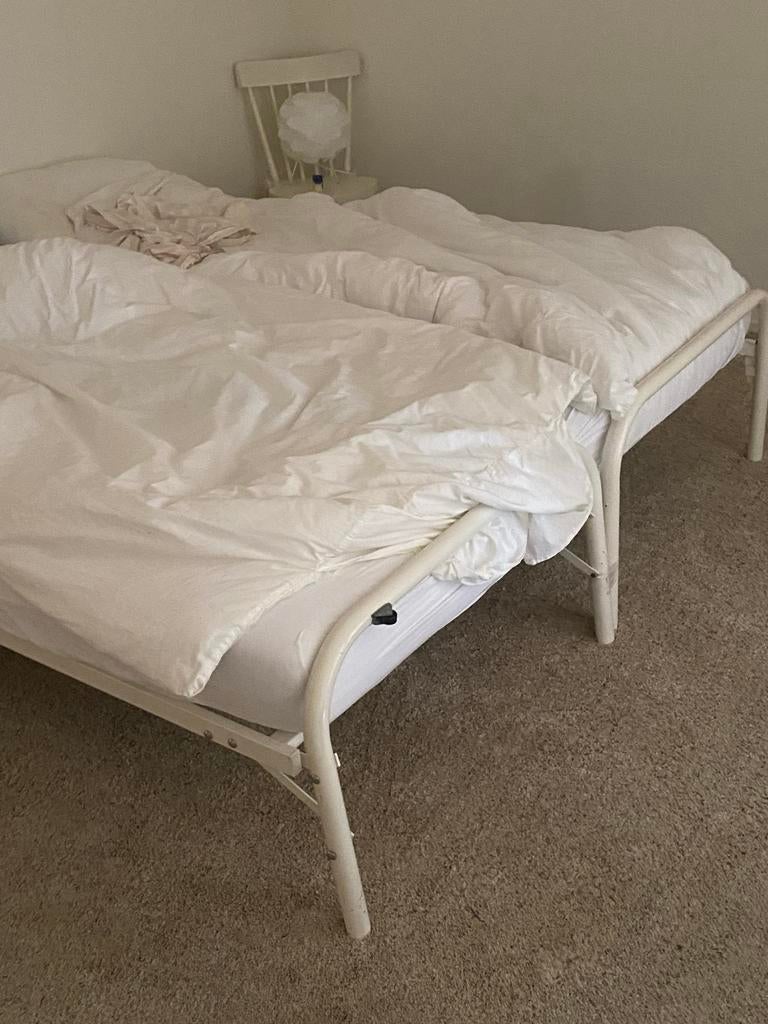 Bed met onderschuifbed , 2x 1 persoons, Ophalen, Gebruikt, Wit, Tweepersoons